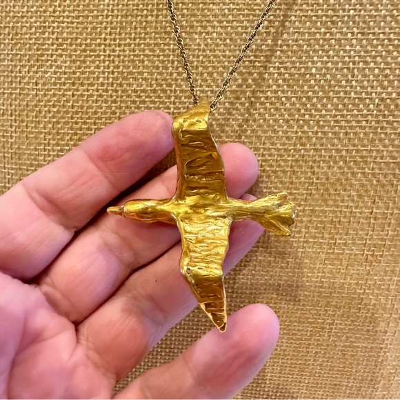 Avon Necklace gold tone chain w/ Sea Gull pendant - Picture 7 of 12